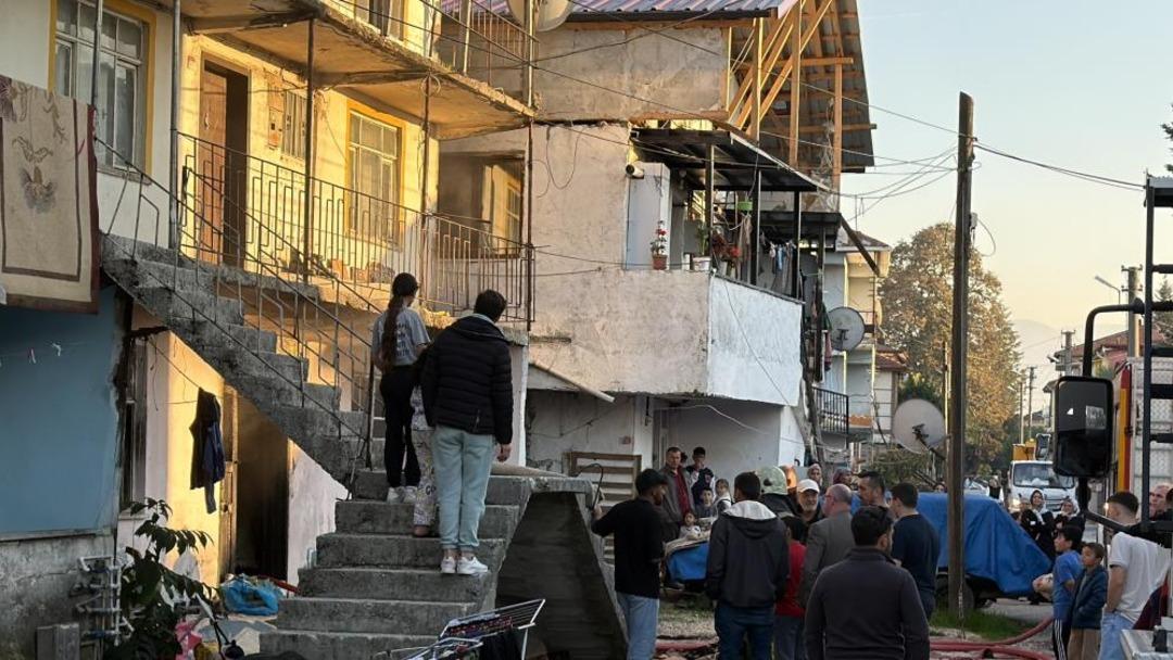 Düzce'deki yangında dumandan etkilenen 5 kişi hastaneye kaldırıldı