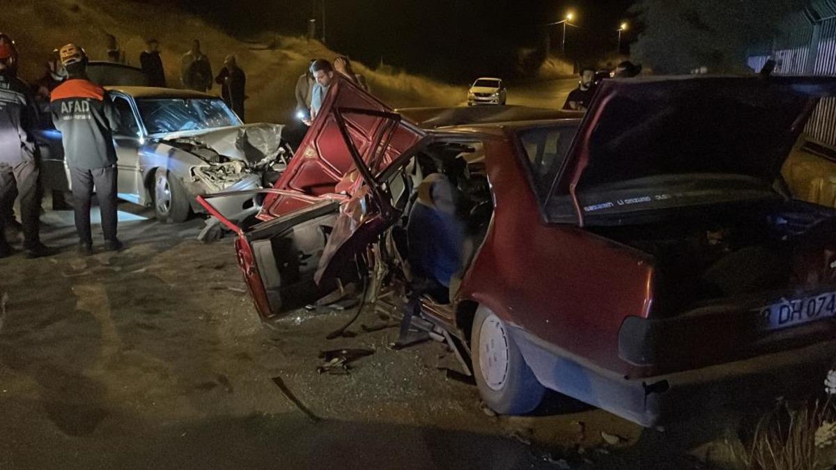 Sivas'ta 2 otomobil kafa kafaya çarpıştı: 6 yaralı