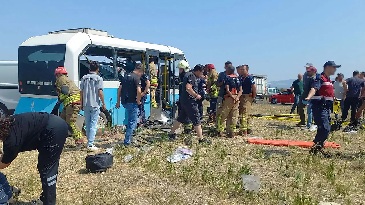 Manisa'da Trafik Faciası: Midibüs ile Panelvan Çarpıştı, Ölü ve Çok Sayıda Yaralı