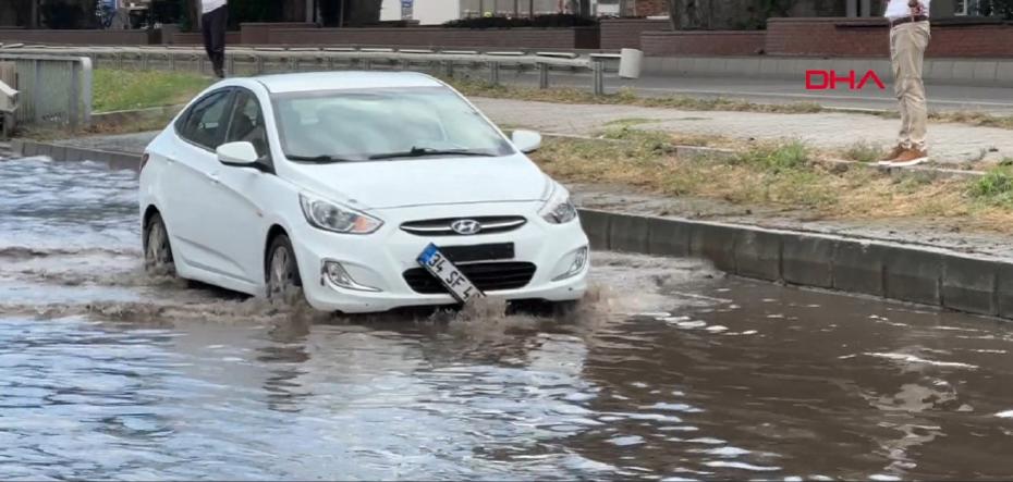 Samsun'da Şiddetli Sağanak Yağış: Yollar Su Altında Kaldı, Araçlar Mağdur Oldu