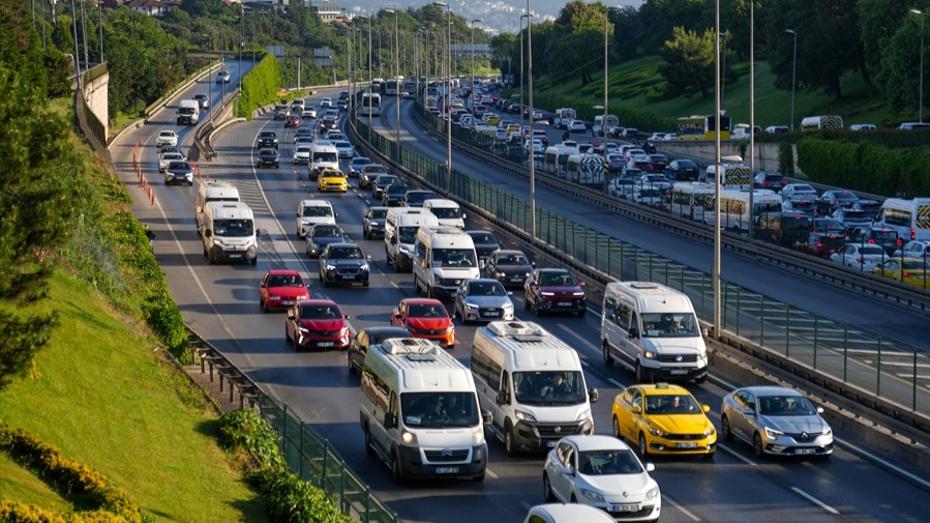 Okullar açılıyor, trafik artıyor. İstanbul'da araçlar dur kalk ilerliyor