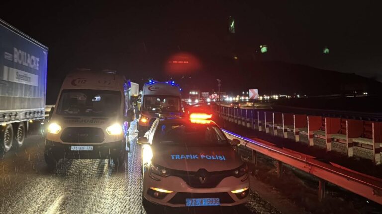 Kırıkkale’de 3 aracın karıştığı kazada 2’si sağlık görevlisi olmak üzere 10 kişi yaralandı.