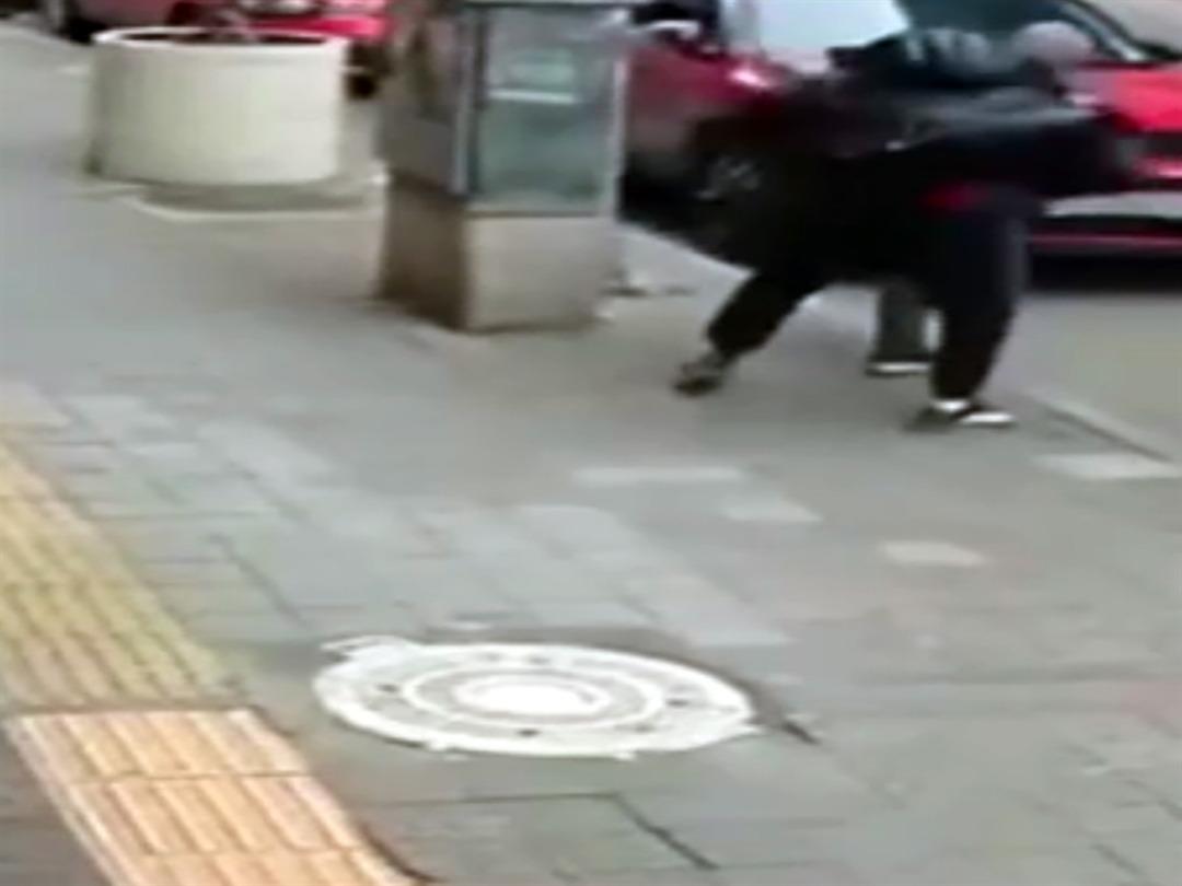 Kendisini evden çıkaran mülk sahibini dövdü; Camera 4'te o anlar