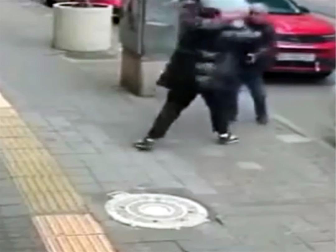 Kendisini evden çıkaran mülk sahibini dövdü; Kamera 3'teki o anlar