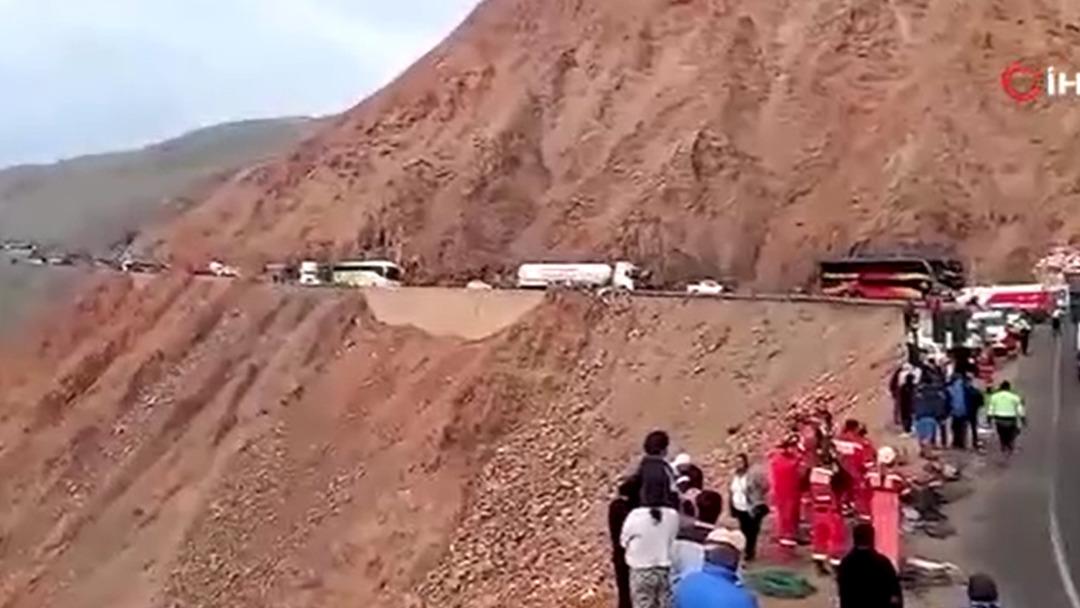 Peru'da yolcu otobüsü kamyonetle çarpıştı ve hendeğe uçtu: 37 kişi öldü, 13 kişi yaralandı.