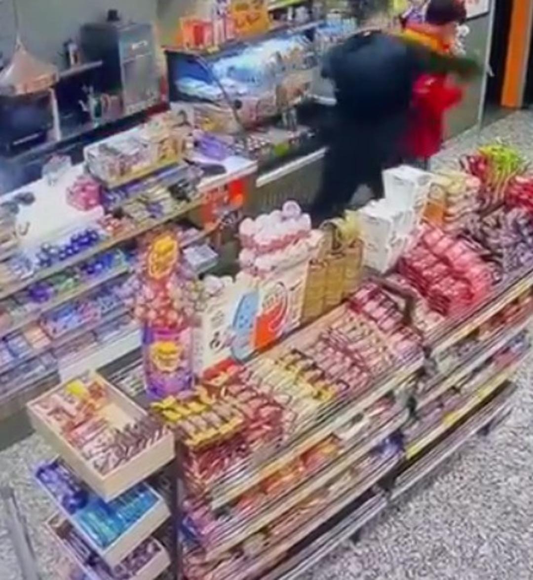 Sarhoş müşteri benzin istasyonu çalışanını böyle dövüyor 2