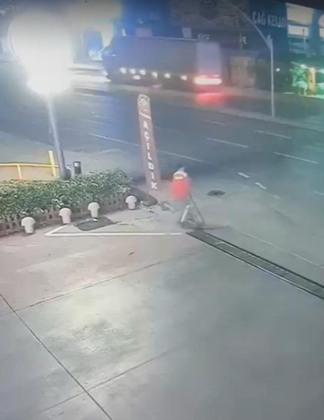 Sarhoş bir müşteri benzin istasyonu çalışanını böyle dövüyor