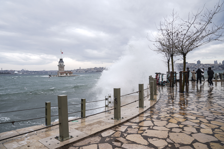 Lodos İstanbul'un kontrolünü ele geçirdi