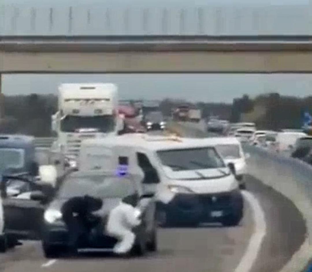 Otoyolda patlayıcılı soygun girişimi! O anlar aksiyon filmi gibiydi... Dünya bu görüntüleri konuşuyor! 2