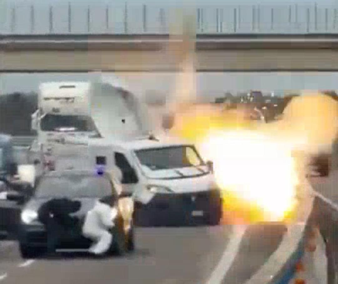 Otoyolda patlayıcılı soygun girişimi! O anlar aksiyon filmi gibiydi... Dünya bu görüntüleri konuşuyor! 4