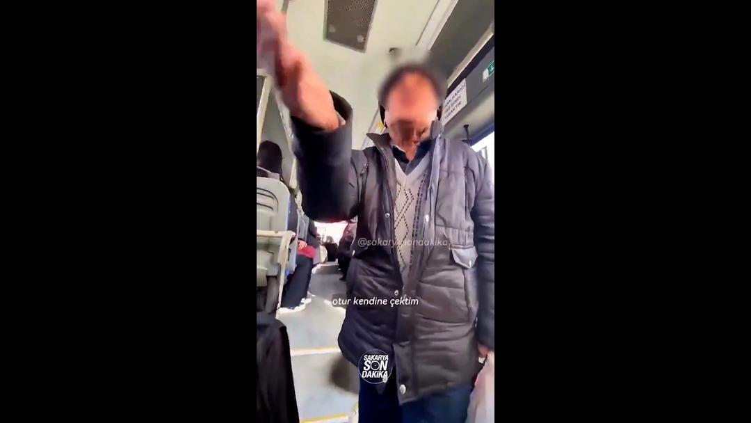 Kendisine yer vermeyince kucağına oturdu; bacağını görünce şok oldu! 