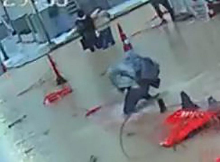 Gizli tehlike kamerada! Su birikintisini göremedi.