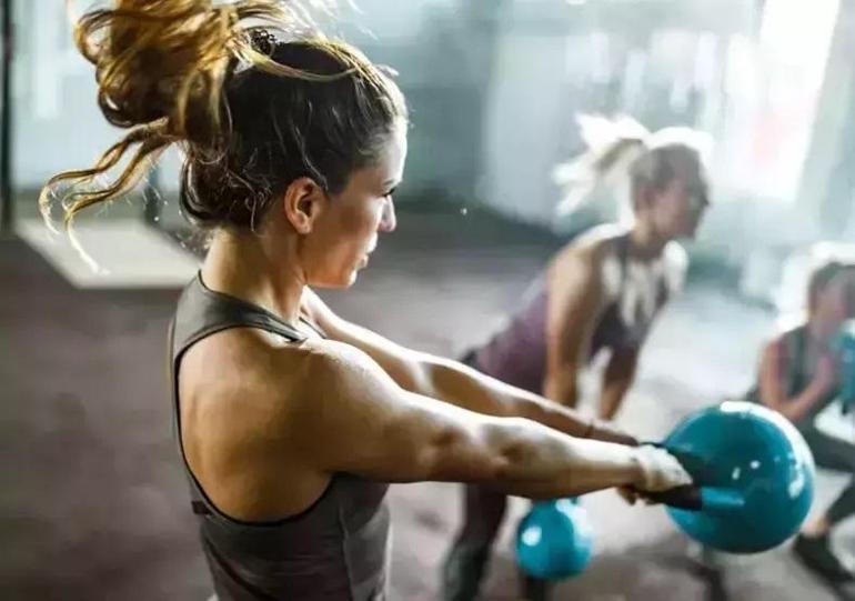 ZAYIFLAMA ALTIN KARIŞIMI Sadece 1 çay kaşığı ekleyin: karnı düzleştirir ve bel ve kalçadaki yağları yakar.