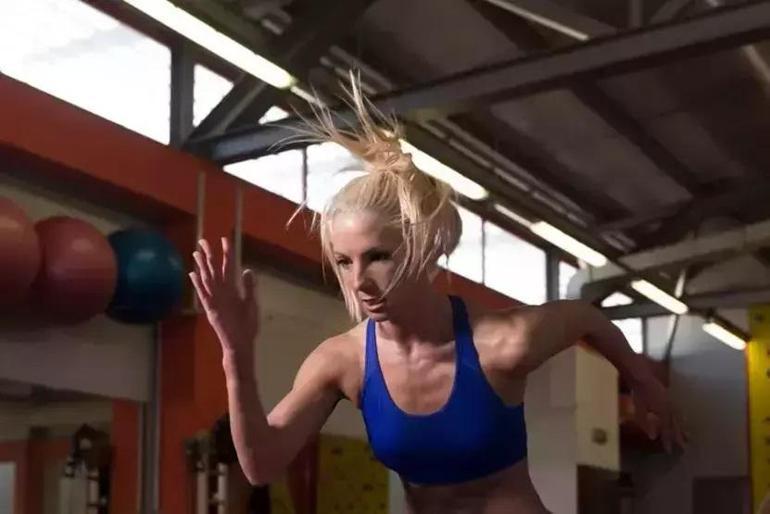 ZAYIFLAMA ALTIN KARIŞIMI Sadece 1 çay kaşığı ekleyin: karnı düzleştirir ve bel ve kalçadaki yağları yakar.