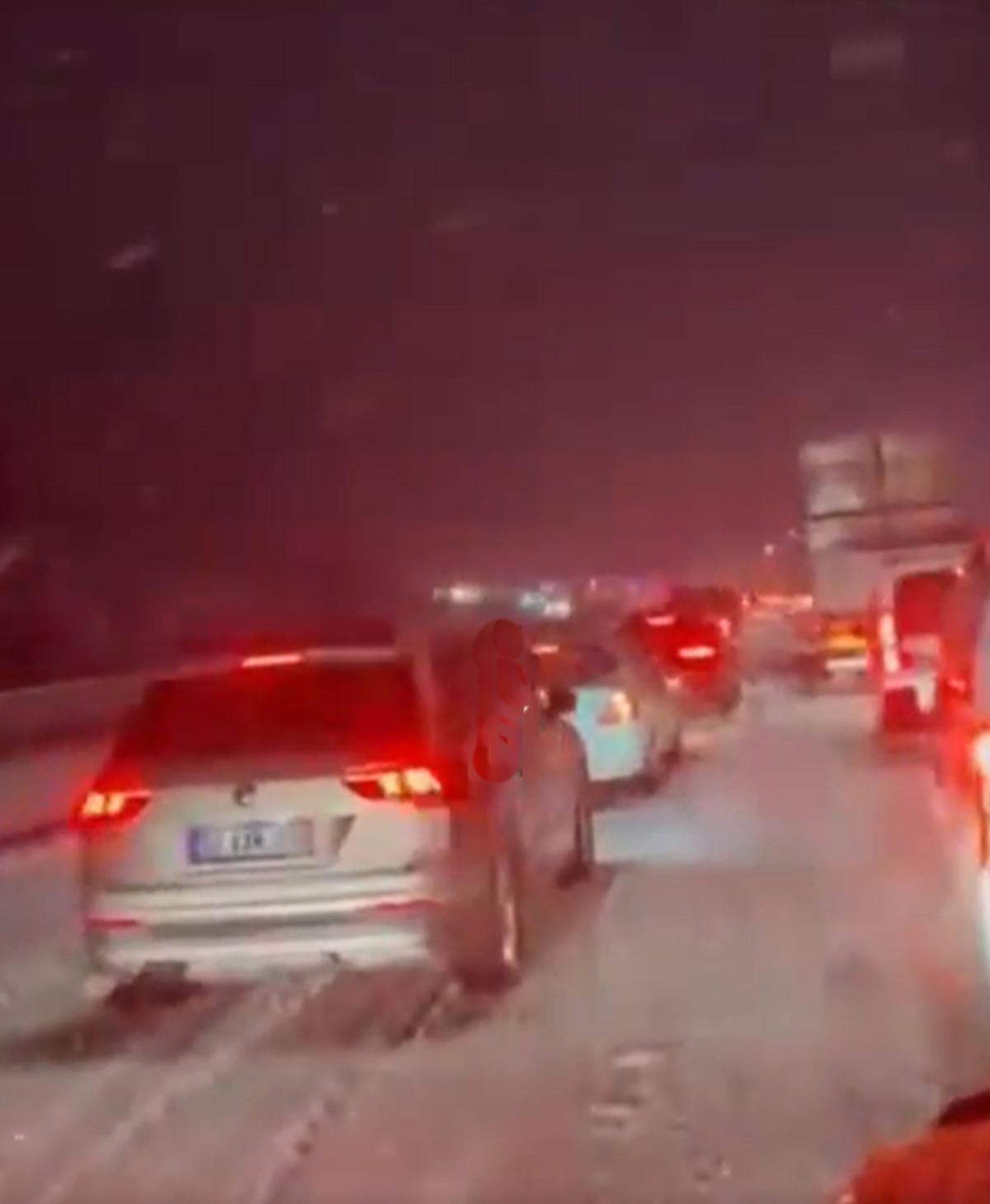 Mayıs ayında kar esareti! Yoğun kar yağışı nedeniyle Antalya-Afyon yolu trafiğe kapatıldı