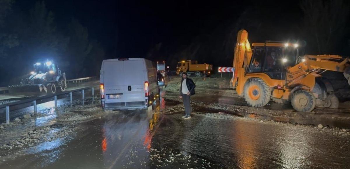 Mayıs ayında kar esareti! Yoğun kar yağışı nedeniyle Antalya-Afyon yolu trafiğe kapatıldı