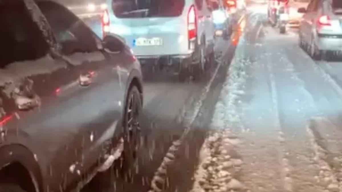 Mayıs ayında kar esareti! Yoğun kar yağışı nedeniyle Antalya-Afyon yolu trafiğe kapatıldı 2