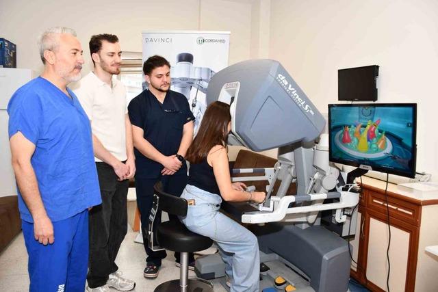 Alanya'da robotik cerrahi alanında simüle eğitim verildi 4