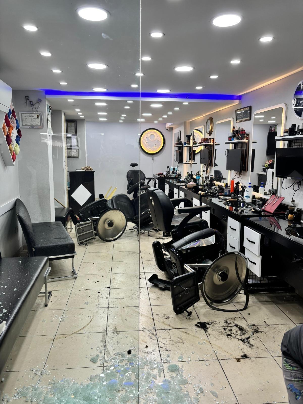 Kurbanlık boğa sokaklarda terör estirdi! Kuaför salonuna girdiği o anlar kameraya yansıdı
