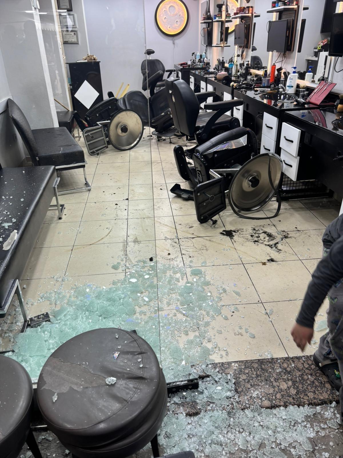 Kurbanlık boğa sokaklarda terör estirdi! Kuaför salonuna girdiği o anlar 4 kamerayla kaydedildi