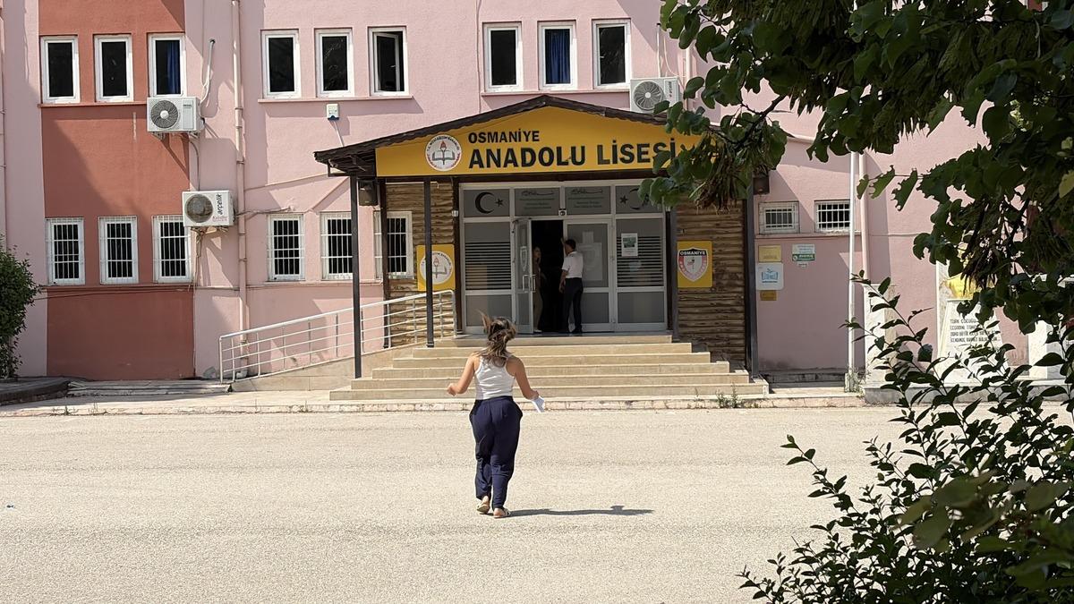 YKS'nin yurttan görüntüleri... 1 dakikada rüyasına veda etti: Polis ve vatandaşlar seferber oldu 6