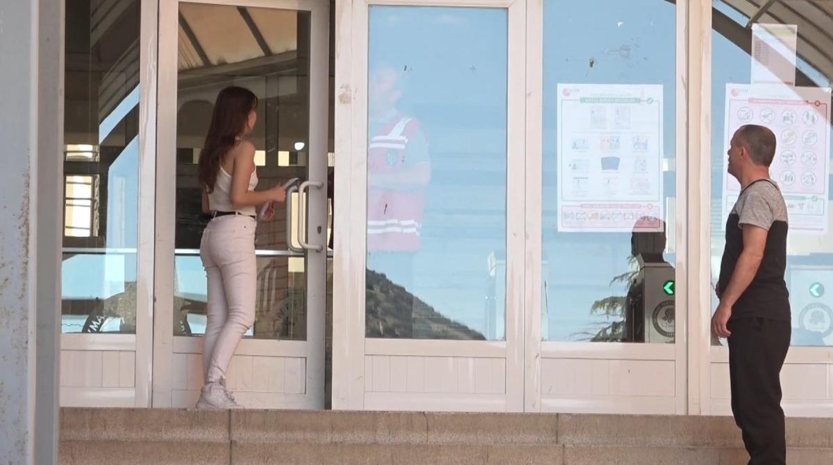 Yurttan YKS görüntüleri... 1 dakikada rüyasına veda etti: Polis ve vatandaşlar seferber oldu 2