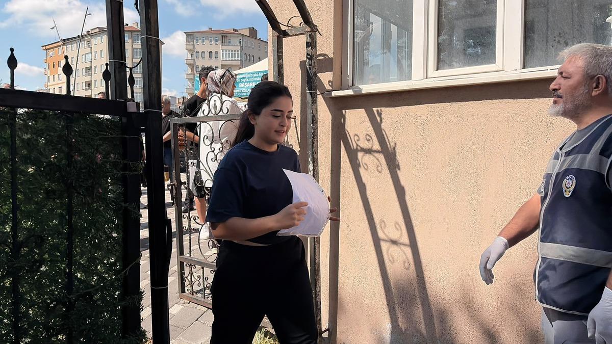 Yurttan YKS görüntüleri... 1 dakikada rüyasına veda etti: Polis ekipleri ve vatandaşlar seferber oldu 4