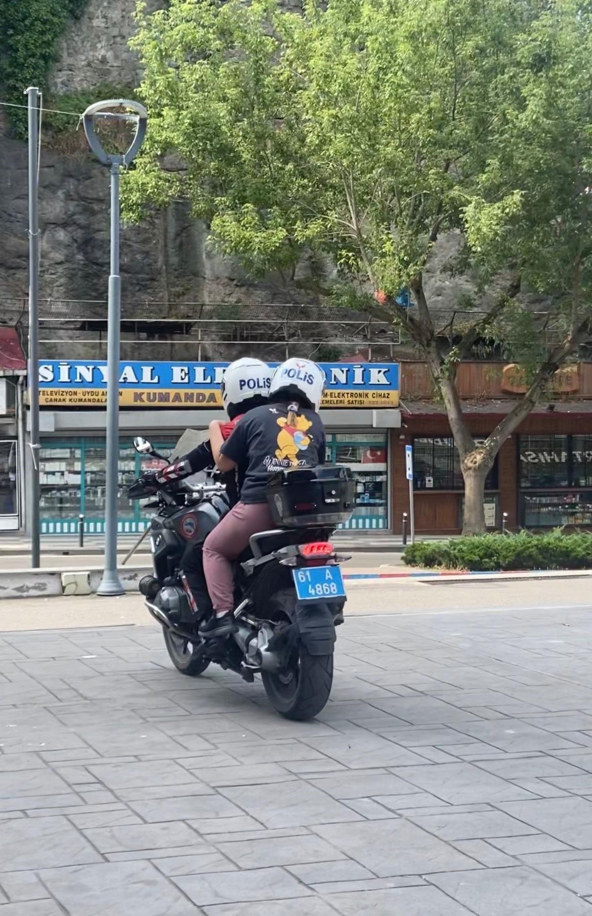 Yurttan YKS görüntüleri... 1 dakikada rüyasına veda etti: Polis ekipleri ve vatandaşlar seferber oldu 8