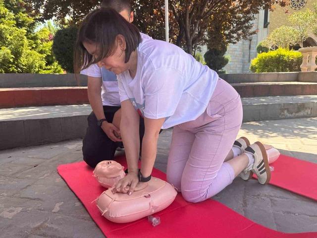 Doğru kalp masajı tekniği Eskişehir'de uygulamalı olarak gösterildi 2