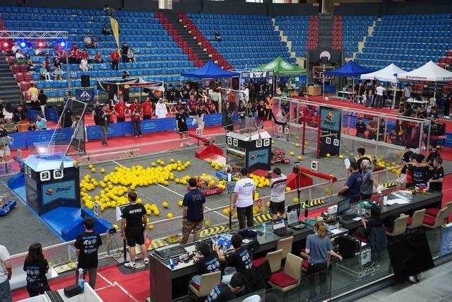 Robotlar spor salonu 2'de yarıştı