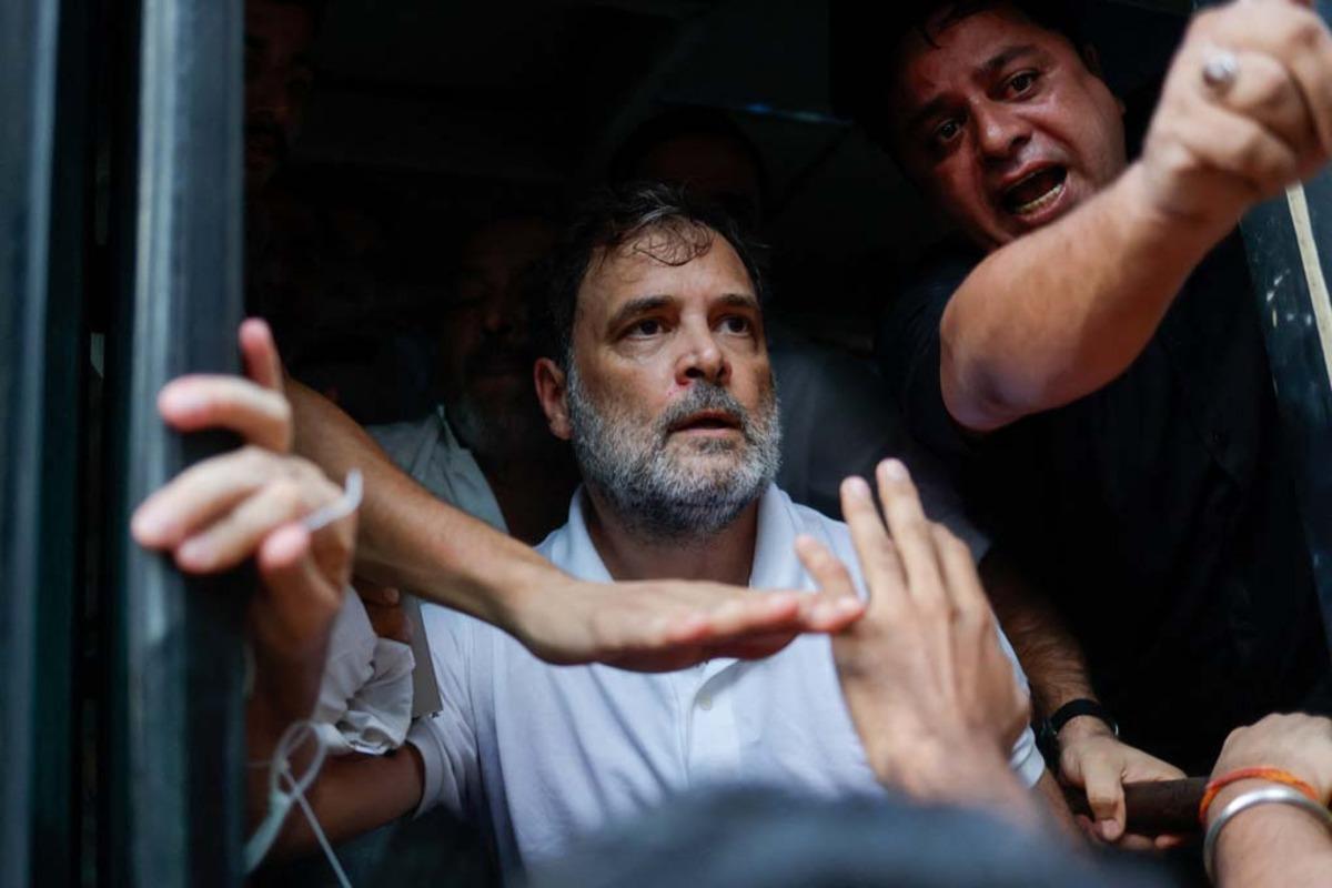 Muhalefet liderini götürdüler! Polis Rahul Gandhi'yi böyle tutukladı
