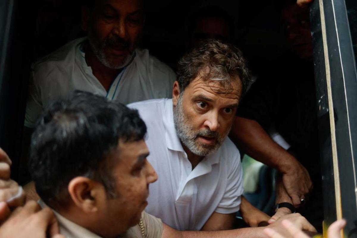 Muhalefet liderini götürdüler! Polis Rahul Gandhi'yi böyle tutukladı