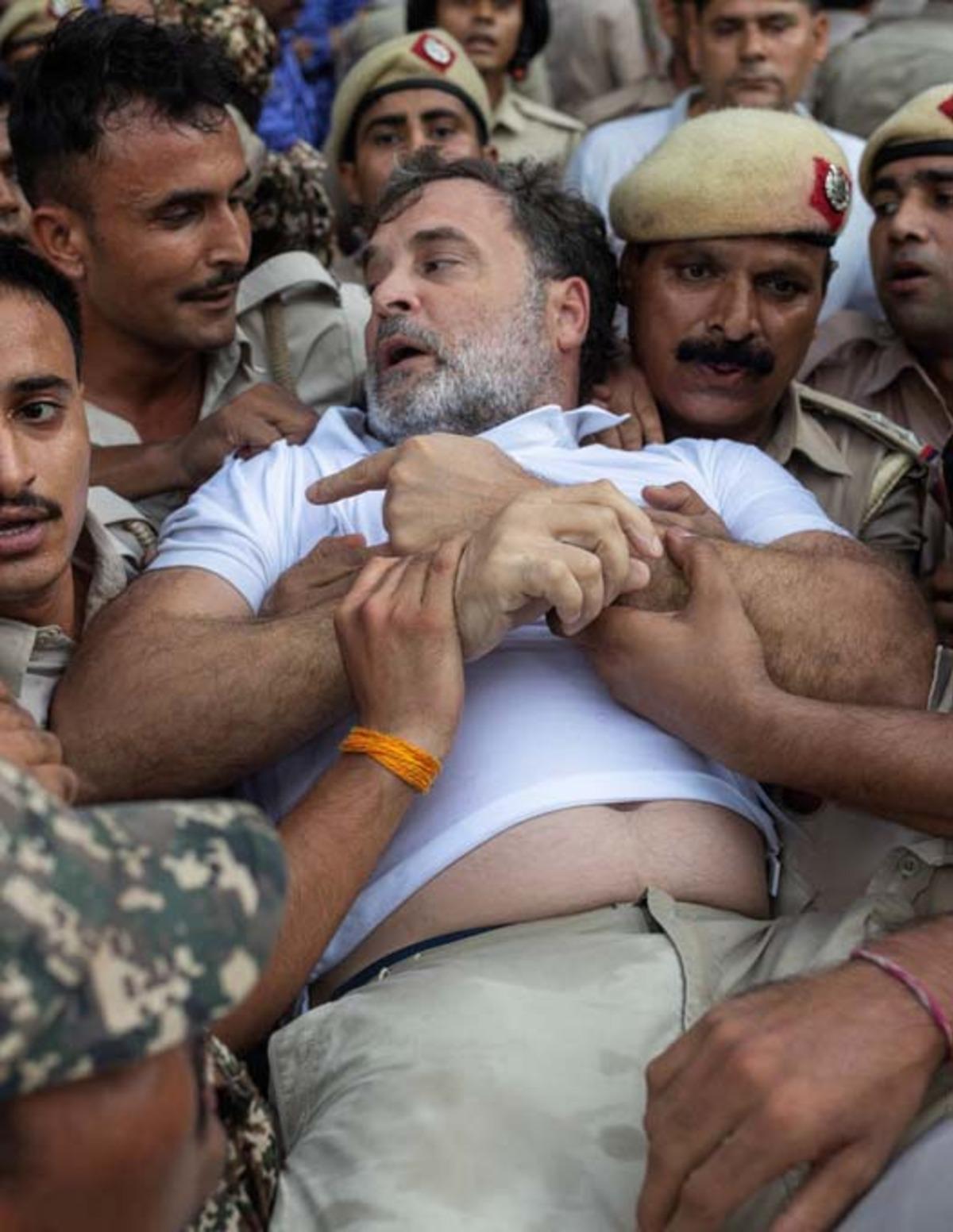 Muhalefet liderini götürdüler! Polis Rahul Gandhi'yi böyle tutukladı