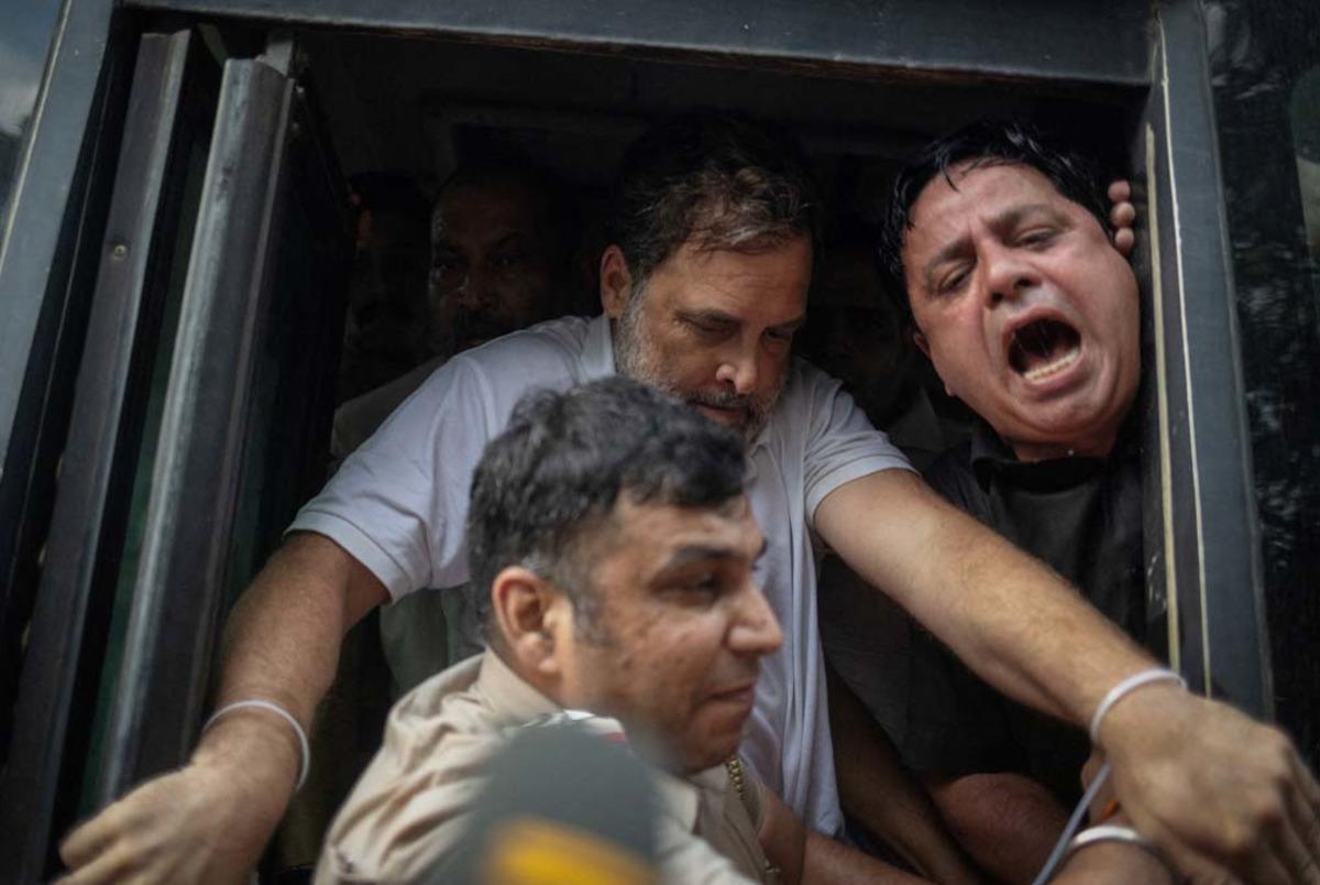 Muhalefet liderini götürdüler! Polis Rahul Gandhi'yi böyle tutukladı
