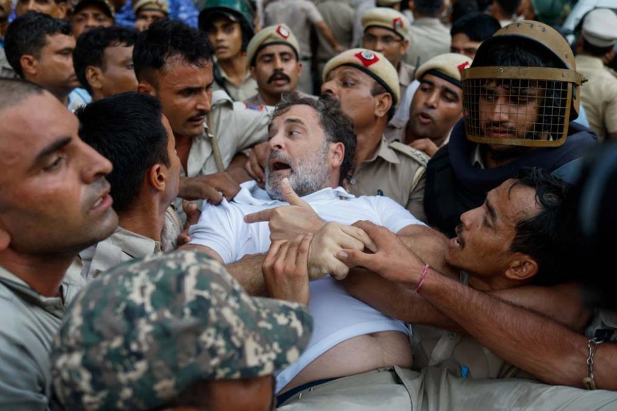 Muhalefet liderini götürdüler! Polis Rahul Gandhi'yi böyle tutukladı