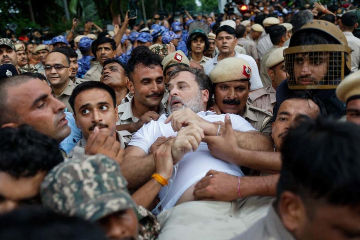 Muhalefet liderini götürdüler! Polis Rahul Gandhi'yi böyle tutukladı