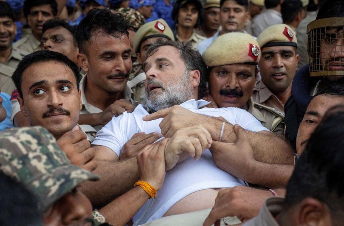 Muhalefet liderini götürdüler! Polis Rahul Gandhi'yi böyle tutukladı 9