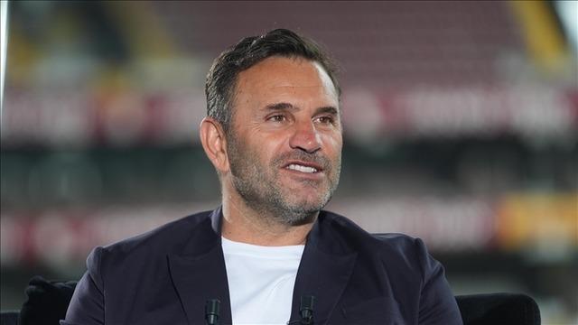 Okan Buruk, annesi ile beraber üçlü çektirdi