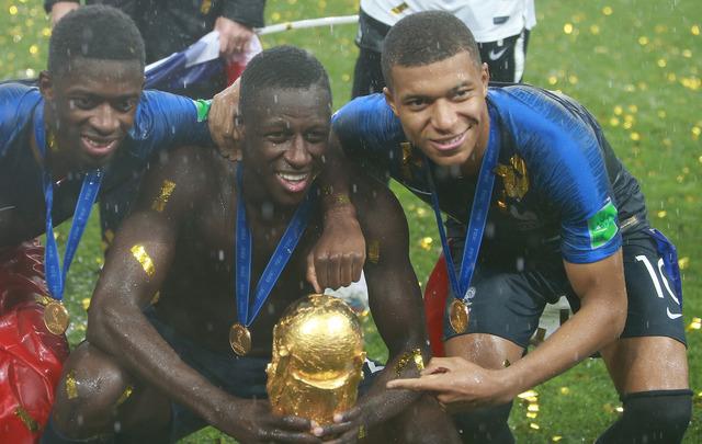 Ünlü futbolcu Dünya Kupası madalyasını açık artırmayla sattı!